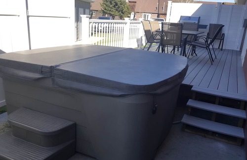 Bozeman Condo | THREE BEDROOM, 2.5 BATH, HOT TUB, GARAGE, W/D, WiFi, CENTRAL AC.