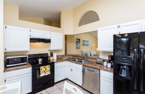 Sunridge Woods Villa | Three Bedroom 2 Bathroom Vacation home minutes away from the Parks