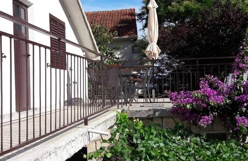 Zastrazisce Apartment | Three bedroom apartment with terrace and sea view Cove Vela Stiniva, Hvar (A-19951-a)