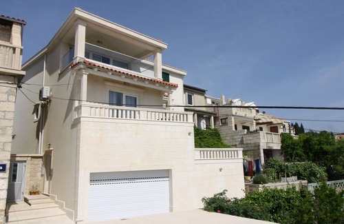 Sumartin Apartment | Three bedroom apartment with terrace and sea view Sumartin, Brač (A-18749-a)