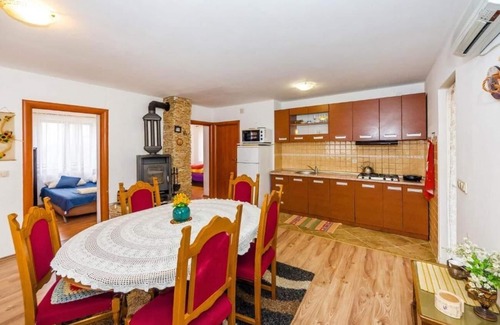 Lovinac Apartment | Three bedroom apartment with terrace Lovinac, Velebit (A-21748-a)
