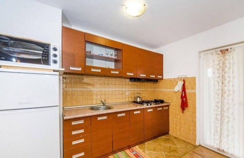 Lovinac Apartment | Three bedroom apartment with terrace Lovinac, Velebit (A-21748-a)