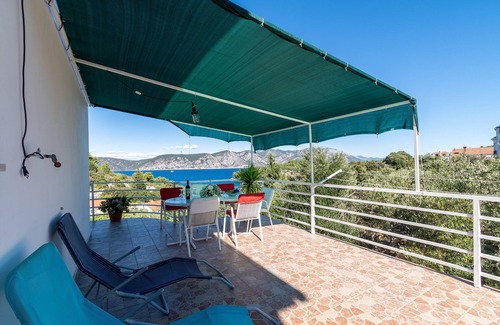 Racisce Apartment | Three bedroom apartment with terrace and sea view Račišće, Korčula (A-20001-a)