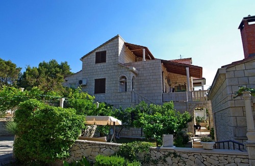 Sumartin Apartment | Three bedroom apartment near beach Sumartin, Brač (A-12036-b)