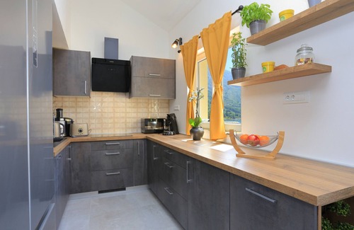 Igrane Apartment | Three bedroom apartment near beach Igrane, Makarska (A-18405-c)