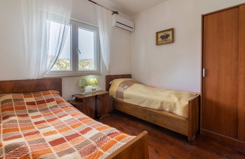 Bobovisca Apartment | Three bedroom apartment near beach Bobovišća na Moru, Brač (A-5682-a)
