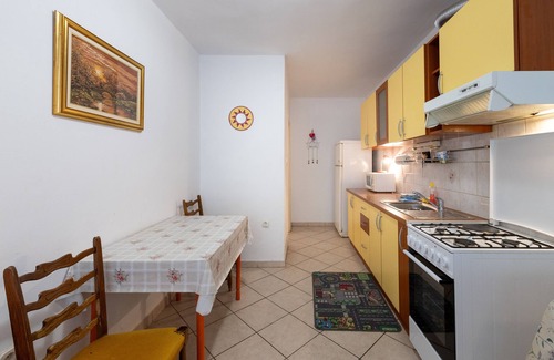 Pokrivenik Apartment | Three bedroom apartment near beach Cove Zarace (Gdinj), Hvar (A-2047-b)