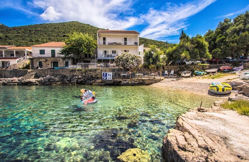 Pokrivenik Apartment | Three bedroom apartment near beach Cove Zarace (Gdinj), Hvar (A-2047-b)