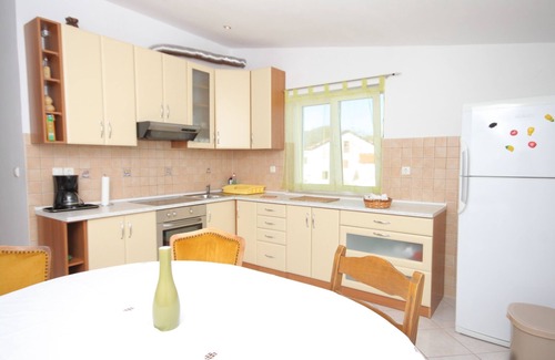 Preko Apartment | Three bedroom apartment near beach Preko, Ugljan (A-8384-c)