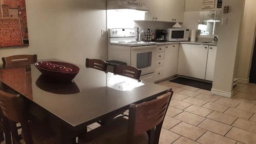 Downtown Gatineau Apartment | Three-Bedroom Apartment Sweet #6 by Amazing Property Rentals