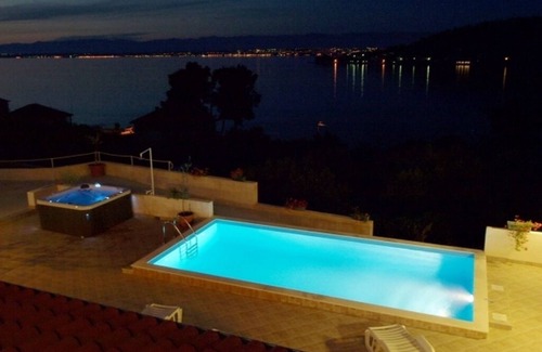 Kali Apartment | Three bedroom apartment with balcony and sea view Kali, Ugljan (A-14083-d)