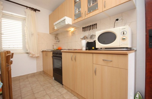 Cove Rogacic Apartment | Three bedroom apartment with terrace Vis (A-2477-b)