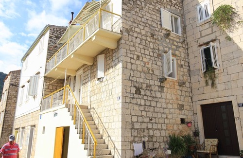 Cove Rogacic Apartment | Three bedroom apartment with terrace Vis (A-2477-b)