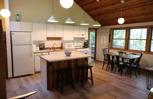 Traverse City House | Three Bedroom Cottage on Long Lake