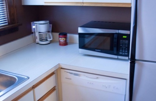 Niagara Falls Apartment | Three Bedroom Entire Apartment Great for Families.