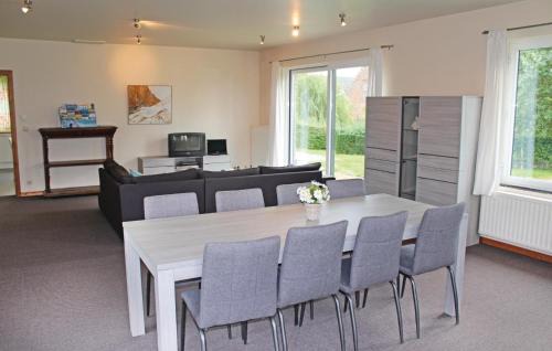 Beerst House | Three-Bedroom Holiday Home In Diksmuide