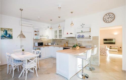 Brsecine House | Three-Bedroom Holiday Home In Brsecine