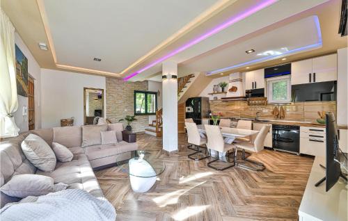 Trilj House | Three-Bedroom Holiday Home In Grab