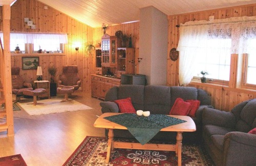 Bostad House | Three-Bedroom Holiday home in Leknes 1