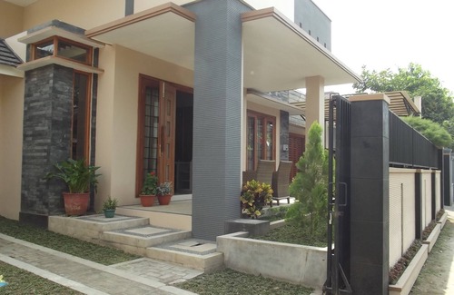 Yogyakarta House | Three Bedroom House Near the City, Jogja