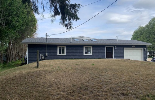 Mecosta House | Three bedroom house with beach volleyball on the Tri-lakes