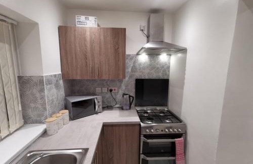 Luton Apartment | Three Bedroom Modern Apartment by Luton Airport and Luton Station
