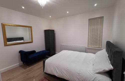 Luton Apartment | Three Bedroom Modern Apartment by Luton Airport and Luton Station
