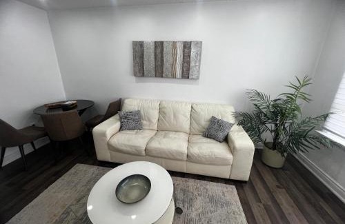 Streetsville House | Three Bedroom Spacious Bangalow with Free Parking, closer to commercial area and highways