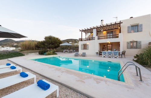Parasporos Villa | Three-bedroom villa with Private Pool with easy access to Parasporos Beach