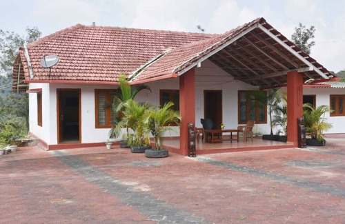 Stuart Hill House | Three bedroom vintage House