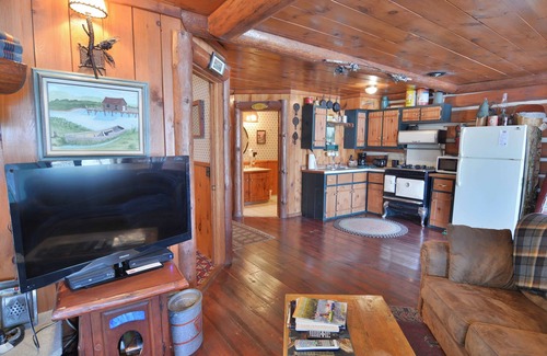 Hayward House | Three-bedroom with three queen beds and sofa sleeper, lake front on Big Round