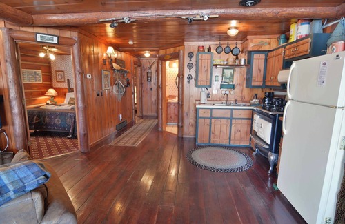 Hayward House | Three-bedroom with three queen beds and sofa sleeper, lake front on Big Round