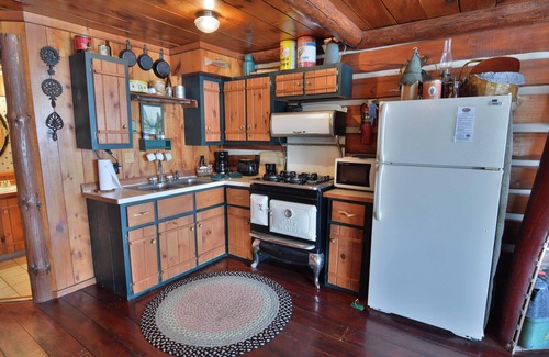 Hayward House | Three-bedroom with three queen beds and sofa sleeper, lake front on Big Round
