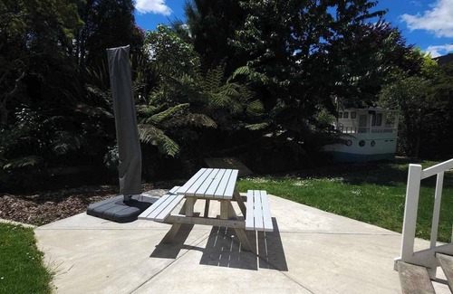 Havelock Cottage | Three D's Cottage! Marlborough Sounds! Short walk to local shops & amenities!