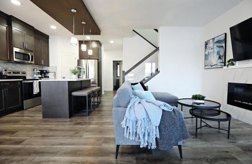 Southwest Edmonton House | Three King Beds,Central A/C,Fireplace,Park,Disney+