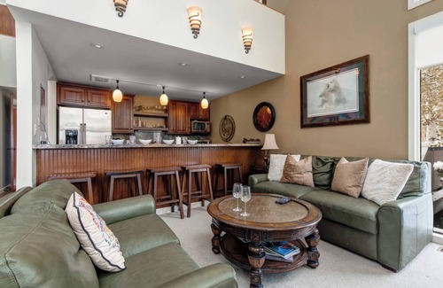 North Park City House | Three Kings Condo at Base of PCMR 6 guests, 2 bedrooms, 2.5 bathrooms. Year-round pool! Walk to skiing/snowboarding at Park City Mountain Resort. Centrally located in historic Park City, Utah