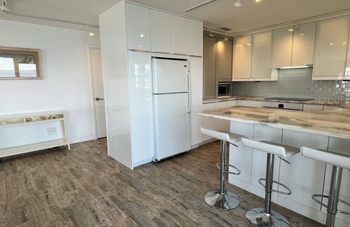 Coquina Key Condo | Three Little Birds Nest. Island smart-home, luxury finishings and bedding,