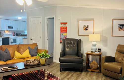 Russellville Cottage | Three Little Birds Canal Cottage