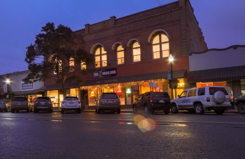 Walla Walla Apartment | Three — Queen Bed, Historic Downtown Apartment in Nicely Appointed Building on Main Street