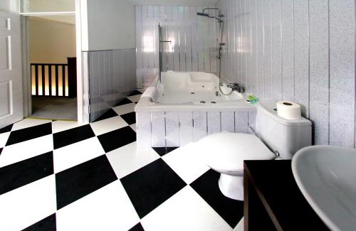 Burton on Trent Hotel | Three Queens Hotel
