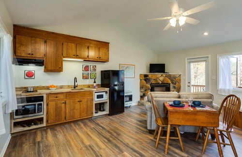 Lyndhurst Apartment | Three Ridges Cabin-kitchen, fireplace, jacuzzi