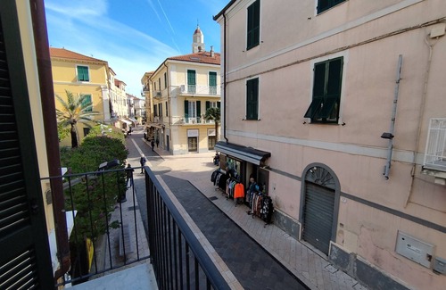 Diano Marina Apartment | Three-room renovated apartment in the heart pedestrian island 1 floor, 1minute from the beaches.
