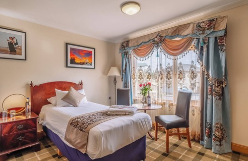Oban House | Three Rooms Ideal for Family Stay | Prime Location & Overlooking Oban Bay