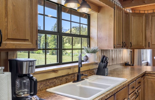 Creede House | Three-Story Home -1/8 of a mile of Fishing the Rio Grande River