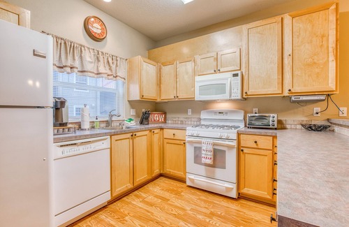 Government Camp Condo | Three-story retreat with a gas fireplace plus access to pool, hot tub, & sauna