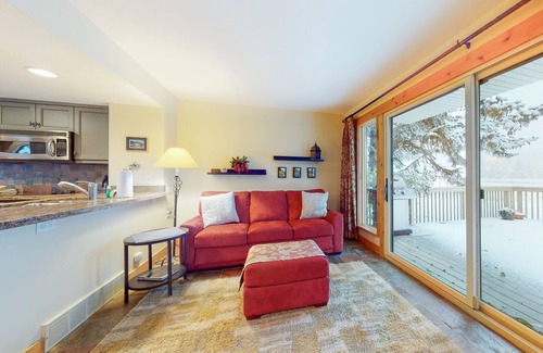 Park Meadows House | Three-story townhome with fireplace & decks - steps to shuttle & rec center