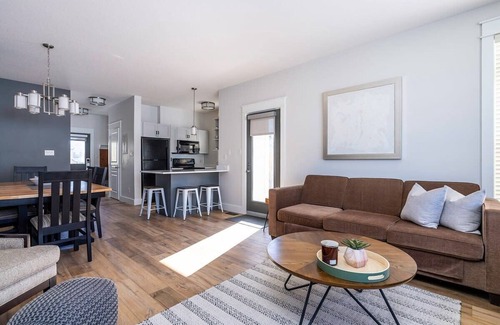 The Blue Mountains Condo | Three Suns: Walk to the Village, Hot Tub & More