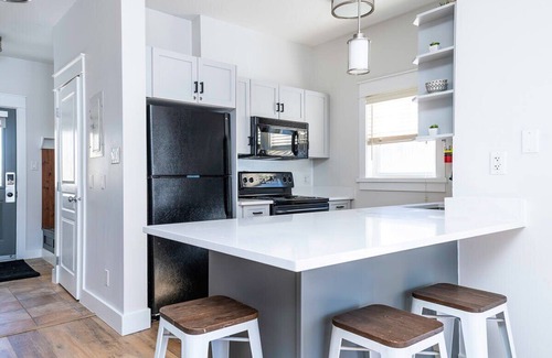 The Blue Mountains Condo | Three Suns: Walk to the Village, Hot Tub & More