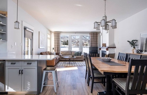 The Blue Mountains Condo | Three Suns: Walk to the Village, Hot Tub & More