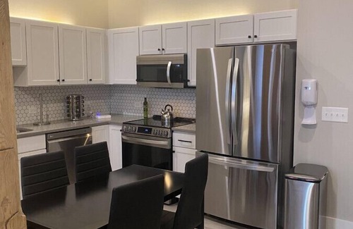 Jonesville Apartment | Three Trails 2 Story Townhouse Historic Downtown | Wine Country